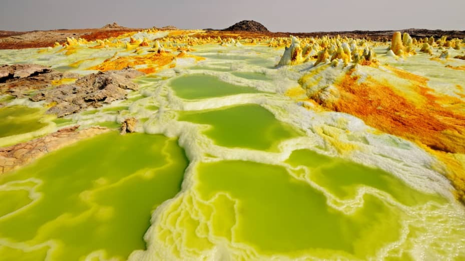 Họ tìm thấy bằng chứng về loại vi khuẩn đang sống trong vùng là “polyextremophiles”, nó có thể chịu đựng được nhiệt độ, độ mặn và độ axit khắc nghiệt cùng một lúc.