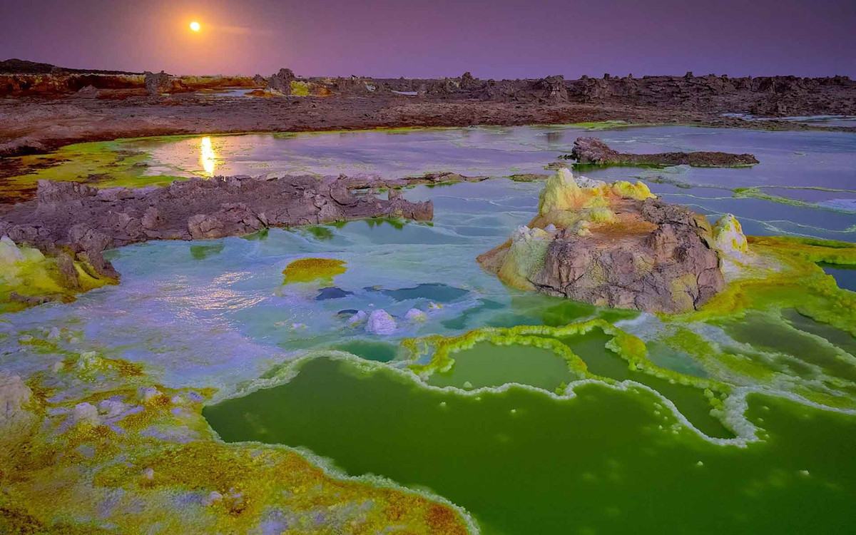 Đặc điểm nổi bật nhất ở vùng trũng Danakil là những suối lưu huỳnh Dallol. Nằm dưới chân Núi lửa Dallol, những bãi muối giòn rụm, chi chít những dòng suối và miệng hố màu xanh lá cây, cam và vàng neon.