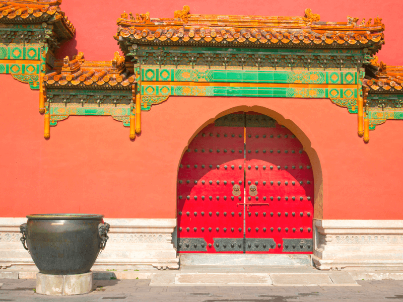 Những ai đã từng đến Tử Cấm Thành hoặc biết đến qua các bộ phim điện ảnh và truyền hình đều biết rằng cửa nào của công trình này đều có nhiều "vết mụn" lồi lõm.