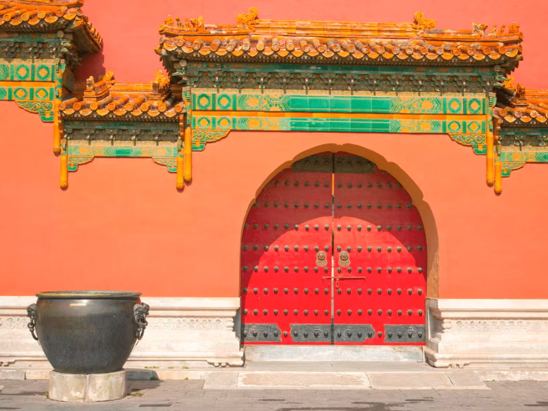 Những ai đã từng đến Tử Cấm Thành hoặc biết đến qua các bộ phim điện ảnh và truyền hình đều biết rằng cửa nào của công trình này đều có nhiều "vết mụn" lồi lõm.