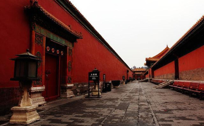 Cổng vương phủ cũng chỉ được dùng 49 chín chiếc đinh cửa, trong đó 7 chiếc đinh ngang và 7 chiếc đinh dọc. Theo mức độ cấp bậc, số lượng sẽ lần lượt giảm đi.