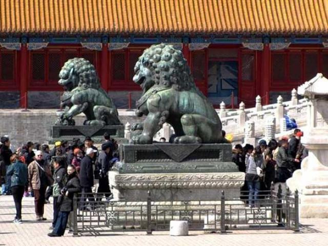 Đây là dịp duy nhất Hoàng đế cho phép người dân chạm vào đinh cửa nên thậm chí có người từ ngàn dặm chỉ để được sờ đinh trên cổng Tử Cấm Thành.