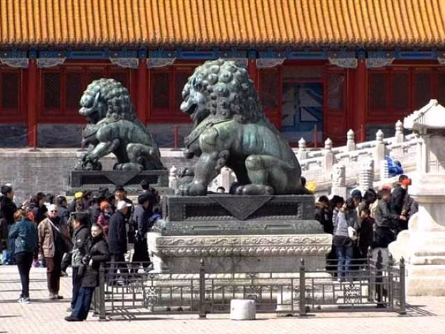 Đây là dịp duy nhất Hoàng đế cho phép người dân chạm vào đinh cửa nên thậm chí có người từ ngàn dặm chỉ để được sờ đinh trên cổng Tử Cấm Thành.