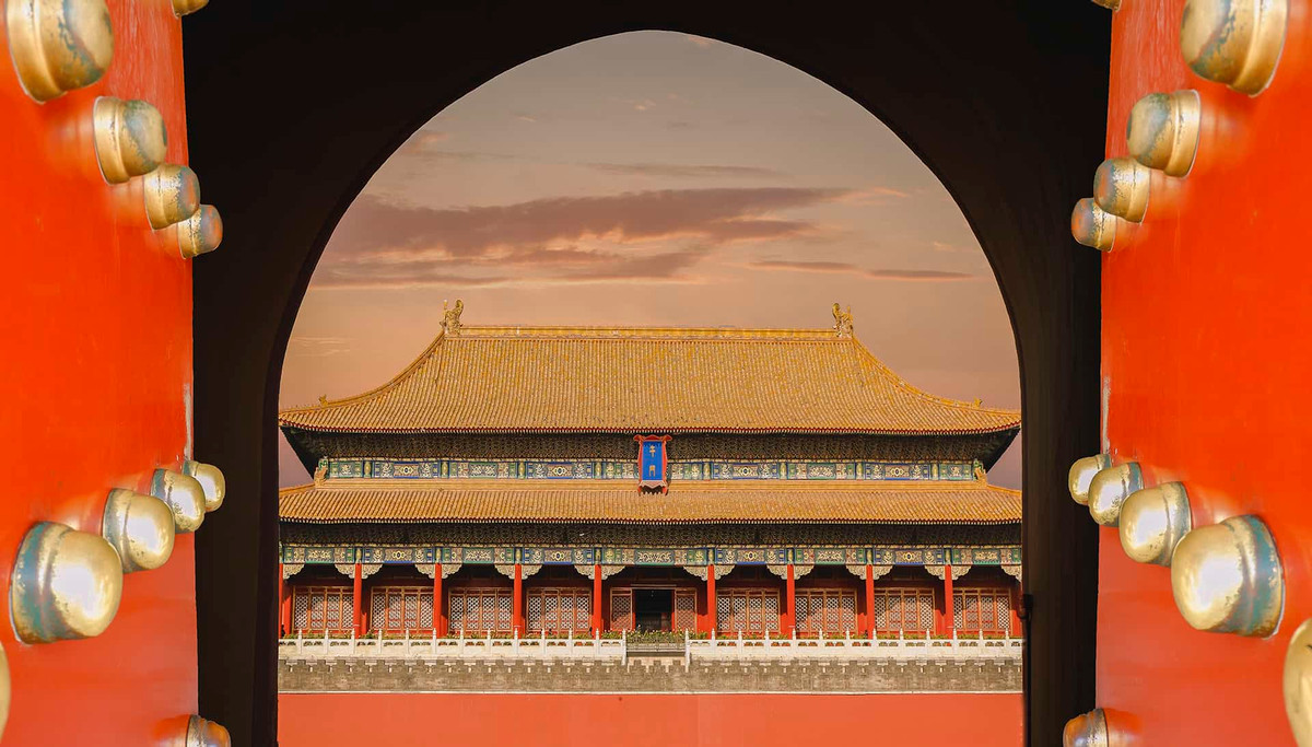 Trái với tưởng tượng của nhiều người, ban đầu những chiếc đinh này sinh ra không phải vì tính thẩm mỹ, mà xuất phát từ ý nghĩa thiết thực. Vào thời cổ đại, cửa của mỗi hộ gia đình đều được làm bằng gỗ.