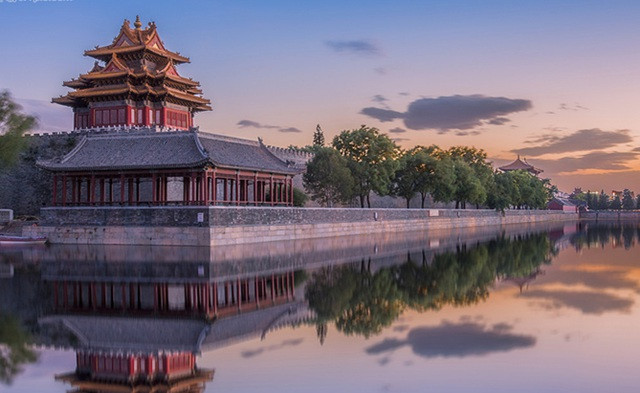 Chẳng hạn, nhà Thanh quy định chỉ có cổng của Hoàng đế mới được dùng 81 chiếc đinh cửa, trong đó 9 chiếc đinh ngang và 9 chiếc đinh dọc.