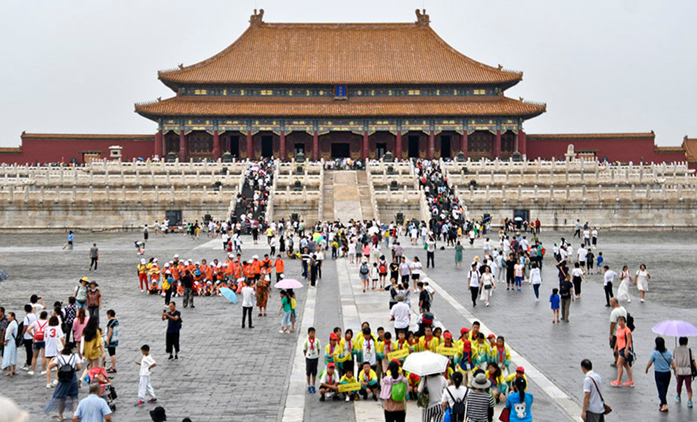 Trong ghi chép của một số văn nhân thời nhà Thanh có nhắc: Trong lễ hội đèn lồng hàng năm, người dân sẽ tập trung ở cổng cung điện để chạm vào đinh trên cửa Tử Cấm Thành với mục đích cầu may mắn, xua đuổi vận xui.