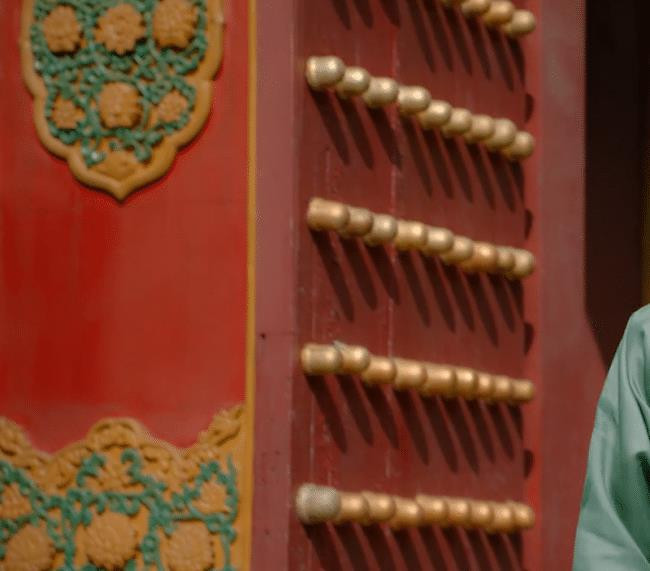 Còn những chiếc đinh gỗ lộ ra ngoài không đẹp nên người xưa đã nghĩ ra một phương pháp để giải quyết vấn đề này. Họ dùng vật có đầu tròn che phần đinh nhô ra, để không ai bị thương.