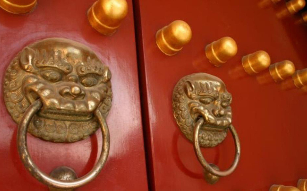 Ngày nay, do cuộc sống thay đổi nên hầu hết các ngôi nhà ở Trung Quốc không còn kiểu cổng giống như Tử Cấm Thành. Tuy nhiên vào thời xưa, chi tiết này rất phổ biến.