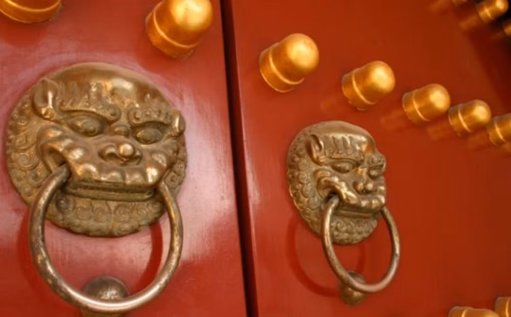 Ngày nay, do cuộc sống thay đổi nên hầu hết các ngôi nhà ở Trung Quốc không còn kiểu cổng giống như Tử Cấm Thành. Tuy nhiên vào thời xưa, chi tiết này rất phổ biến.