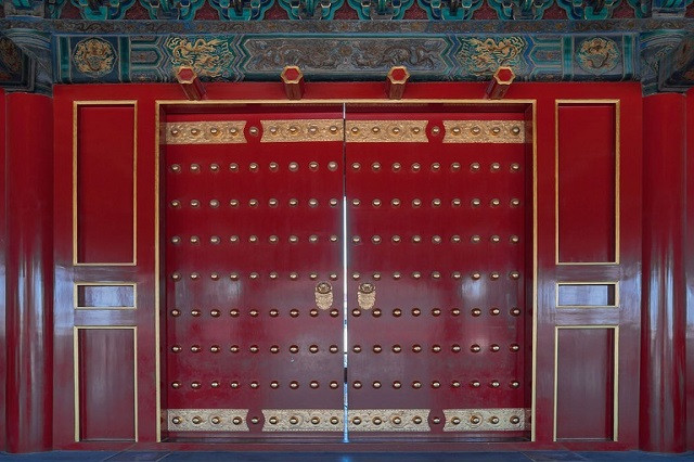 Nhiều người tò mò không biết những vết sần trên cửa này là gì? Chúng có công dụng ra sao? Ngoài ra, điều được người ta quan tâm hơn cả đó là lệnh cấm không ai được sờ vào. Rốt cuộc có "uẩn khúc" gì ở đây?