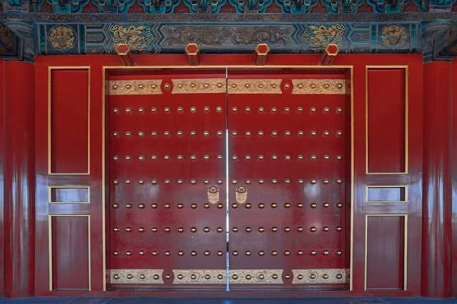 Nhiều người tò mò không biết những vết sần trên cửa này là gì? Chúng có công dụng ra sao? Ngoài ra, điều được người ta quan tâm hơn cả đó là lệnh cấm không ai được sờ vào. Rốt cuộc có "uẩn khúc" gì ở đây?