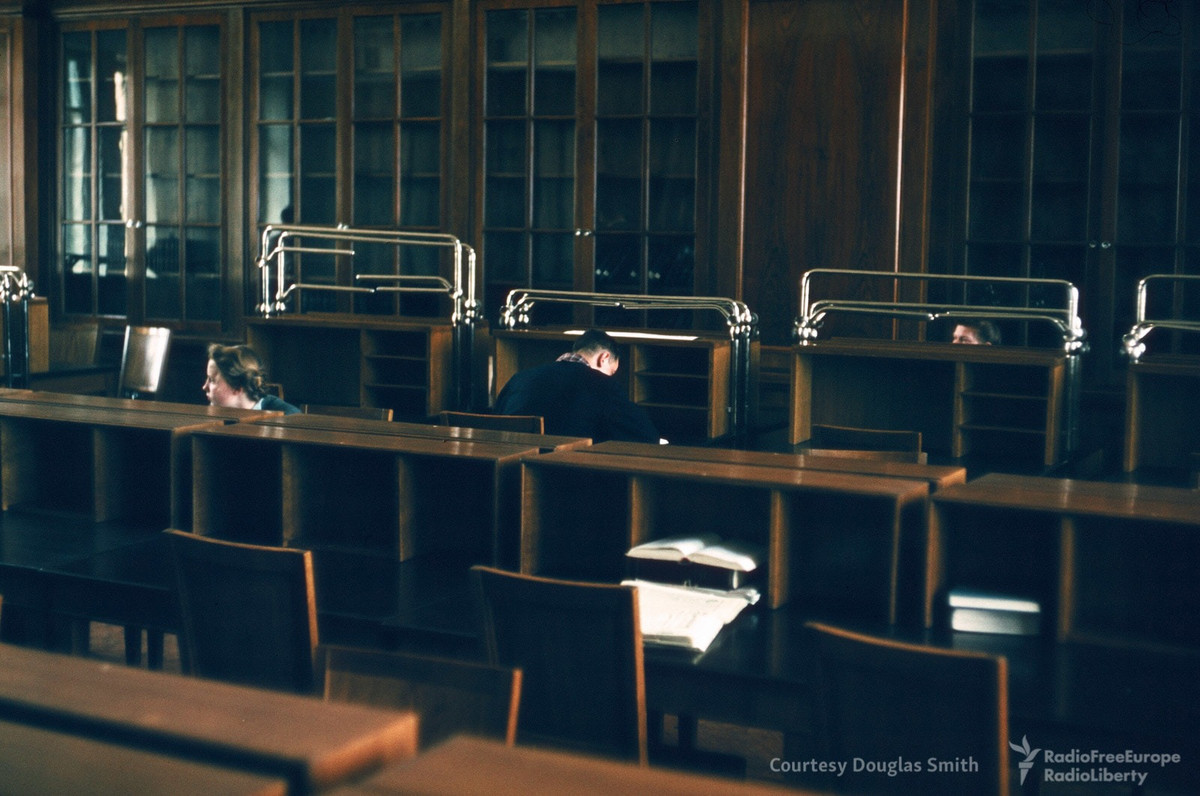 Phòng đọc ở một địa điểm không xác định.