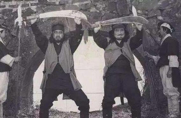 Nghề đao phủ không những bị nhiều người ghét mà khi về hưu rất nhiều người đã phát điên vì những ám ảnh khi hành nghề. Có lẽ không chỉ giết những kẻ tội phạm bất nhân mà đôi khi còn là những người oan sai, vô tội.