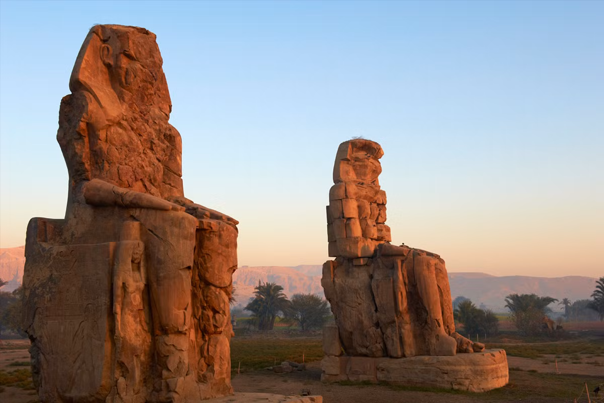 Theo truyền thuyết, Memnon là con trai của Eos, nữ thần bình minh. Sau khi Memnon qua đời, nữ thần thường khóc thương con vào buổi sáng. Kể từ đó, người ta cho rằng tiếng khóc phát ra từ pho tượng cũng chính là vị vua Memnon khóc than với mẹ mình, hoặc nữ thần Ecos khóc vì nhớ con.