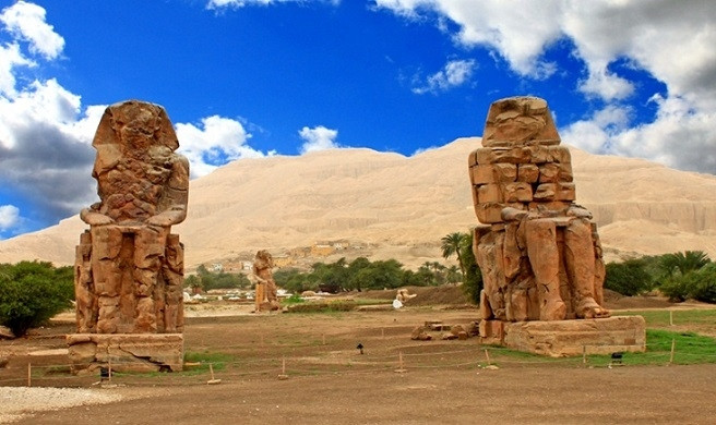 Memnon - tên pho tượng đá, cũng đồng thời là tên vị vua của Ethiopia, người đứng đầu quân đội bảo vệ thành Troy, nhưng cuối cùng bị chết dưới tay của Achilles.