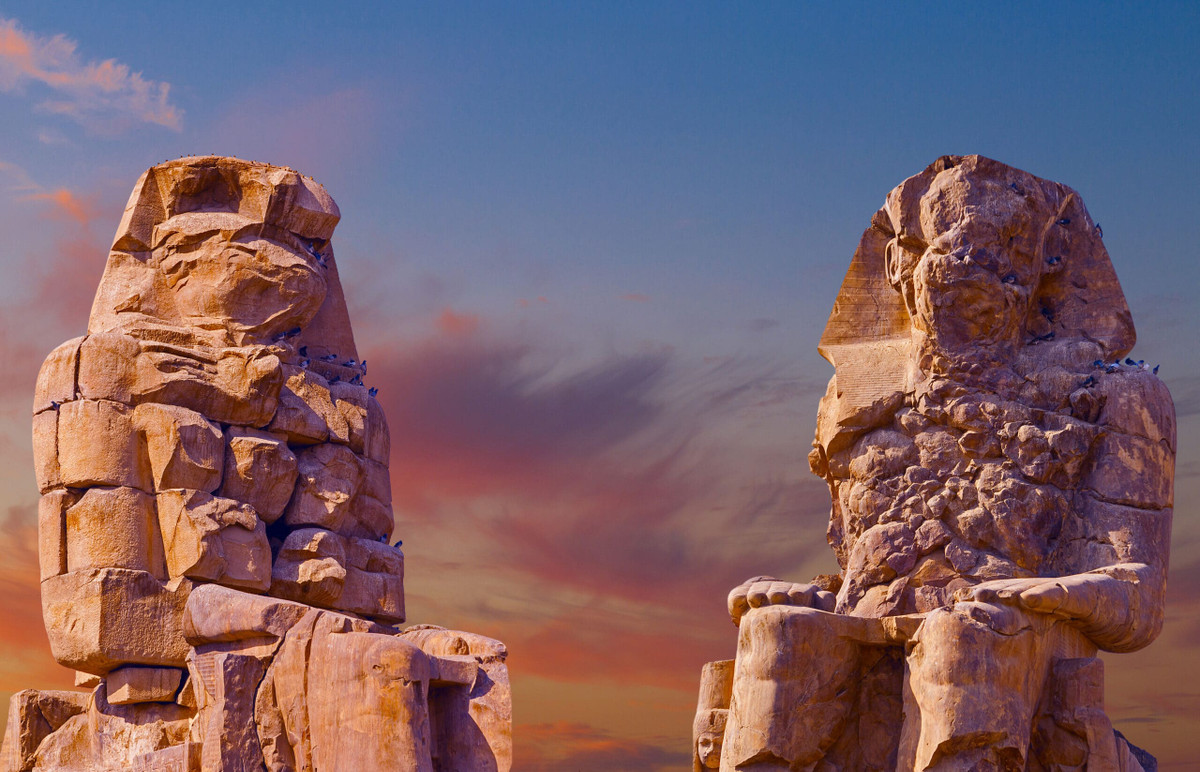 Trong suốt 2 thế kỷ, nhờ cặp tượng "biết hát" giúp Ai Cập cổ đại có hàng nghìn du khách phương xa tới thăm, có cả nhiều vị Hoàng đế La Mã. Tuy nhiên vào năm 199 SCN, Hoàng đế La Mã Septimius Severus đã cho trùng tu các bức tượng, thì kể từ đó hai công trình không còn " cất tiếng hát" nữa.