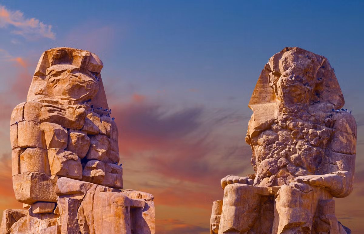 Trong suốt 2 thế kỷ, nhờ cặp tượng "biết hát" giúp Ai Cập cổ đại có hàng nghìn du khách phương xa tới thăm, có cả nhiều vị Hoàng đế La Mã. Tuy nhiên vào năm 199 SCN, Hoàng đế La Mã Septimius Severus đã cho trùng tu các bức tượng, thì kể từ đó hai công trình không còn " cất tiếng hát" nữa.