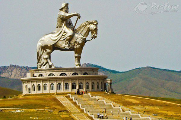 2. Lăng mộ Thành Cát Tư Hãn - không thể tìm thấy để đào. Thành Cát Tư Hãn không chỉ là một người nổi danh ở Trung Quốc mà trên toàn thế giới ai ai cũng biết đến.