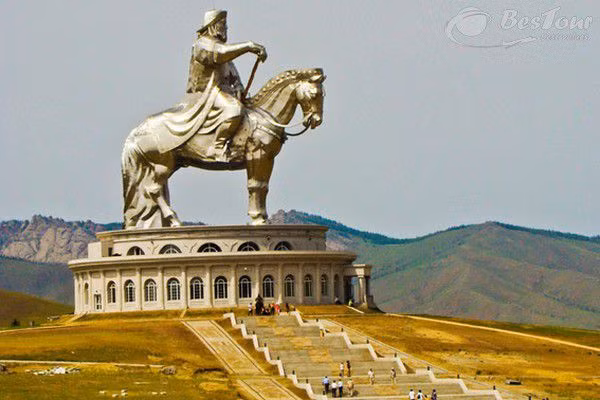 2. Lăng mộ Thành Cát Tư Hãn - không thể tìm thấy để đào. Thành Cát Tư Hãn không chỉ là một người nổi danh ở Trung Quốc mà trên toàn thế giới ai ai cũng biết đến.