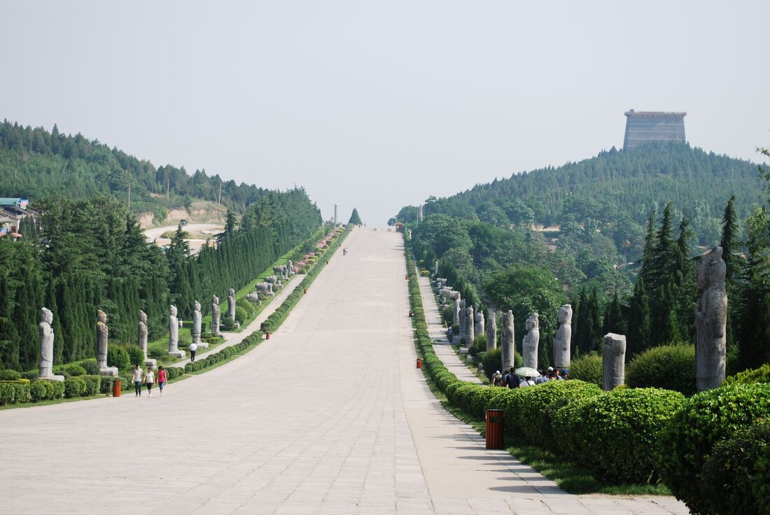 3. Càn Lăng - không thể đào. Càn Lăng là nơi đồng táng của Hoàng đế Đường Cao Tông và Võ Tắc Thiên, tọa lạc tại núi Lương Sơn, huyện Càn, tỉnh Thiểm Tây, Trung Quốc; cách thành phố Tây An (kinh đô Trường An xưa của nhà Đường) khoảng 85 km về phía Tây Bắc.