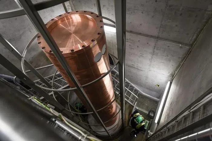 Quá trình xây dựng cũng đòi hỏi sự nghiên cứu chi tiết, từ việc làm cách nào bảo quản được chất thải phóng xạ một cách tốt nhất, cho đến việc đào hầm như nào để không ảnh hưởng tới địa hình chung, hay cách xử lý hậu quả nếu có bất kì sự cố nào xảy ra...