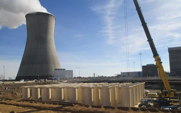 Theo dữ liệu của Cơ quan Năng lượng Nguyên tử Quốc tế (IAEA), thế giới hiện có khoảng 263.000 tấn chất thải phóng xạ được lưu trữ tại các cơ sở tạm thời, trong đó Phần Lan có khoảng 2.300 tấn.