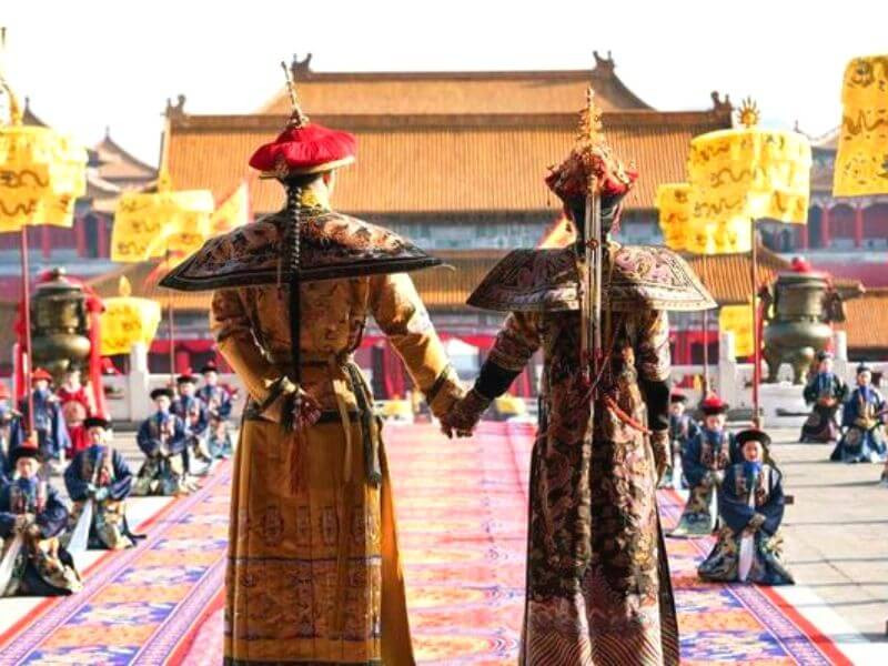 Triều đại nhà Đường, quan tam phẩm trở lên đều mặc quan phục màu tím, cho nên trong thơ Bạch Cư Dị viết: “Tử bào tân bí giam, bạch thủ cựu thư sinh”.