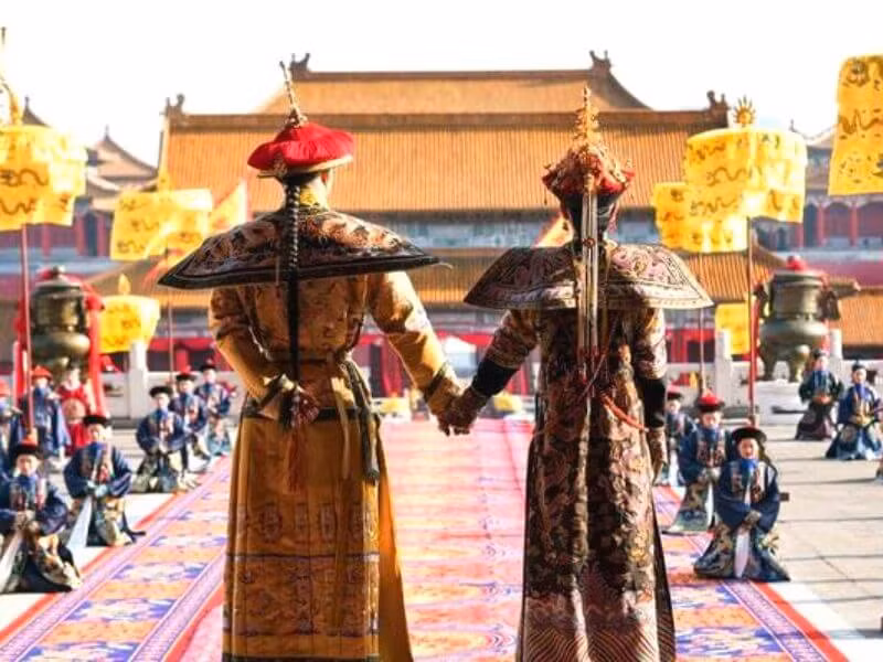 Triều đại nhà Đường, quan tam phẩm trở lên đều mặc quan phục màu tím, cho nên trong thơ Bạch Cư Dị viết: “Tử bào tân bí giam, bạch thủ cựu thư sinh”.