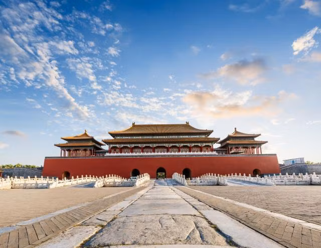 Từ đó, người xưa gọi khí cát tường là “tử vân” (màu tím). Chỗ ở của “tiên” trong truyền thuyết gọi là “tử hải”, gọi thần tiên là “tử hoàng”, gọi con đường nhỏ ngoại thành thành Đông Kinh là “tử mạch”. Điều này cho thấy nguồn gốc của cái tên "Tử Cấm Thành" rất cụ thể.