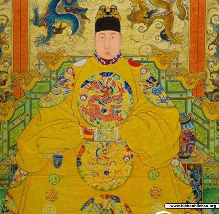 Các hoàng đế thời xưa cũng tin rằng họ là con trai của Trời. Thiên cung là nơi Thiên đế ở cũng là nơi thiên tử trú ngụ. Sách “Quảng Nhã Thích Thiên” có viết “Thiên cung” còn gọi là “Tử cung” (cung màu tím). Vì vậy, cung điện của hoàng đế ở được gọi là “Tử cung”.