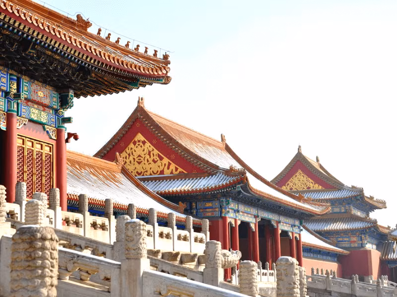 Theo đó, chữ “Tử” có nghĩa là màu Tím, ám chỉ sao Bắc Đẩu (thường gọi là sao Tử Vi) và hàm chỉ bậc Đế vương. Còn chữ “Cấm” mang ý chỉ nơi đây là tòa thành của vua, dân thường không được phép “bén mảng”.