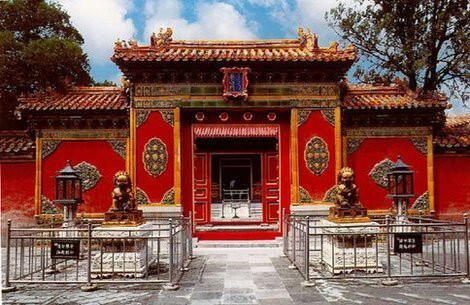 Theo sử sách ghi lại, Lãnh Cung thực chất là nơi ở khi các phi tần bị thất sủng hoặc phạm tội không thể tha thứ, thường sẽ ở nơi hoang vắng và ít người lui đến. Lập luận thứ hai cho rằng Lãnh Cung không có "địa chỉ" cố định, chỉ cần là nơi ở của thê thiếp hoặc Hoàng tử không nhận được sự sủng ái của Hoàng thượng nữa, nơi đó sẽ trở thành Lãnh Cung.