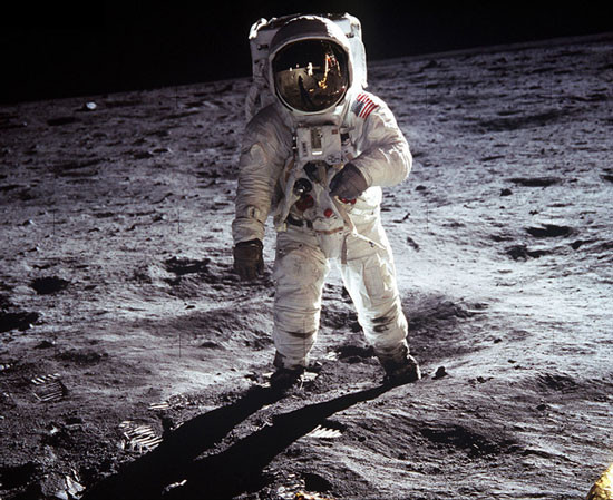 Tuy nhiên, Eppler nhận thấy vấn đề ở các cực rất phức tạp. Thứ nhất, có nhiều khu vực chìm trong bóng tối lâu đến mức trở nên rất lạnh, chưa lạnh như PSR nhưng vẫn không giống đêm xích đạo. Thứ hai, con người sẽ phải đối mặt với những vấn đề khi làm việc trong các vùng PSR hoặc khu vực chìm trong bóng tối lâu dài, thậm chí có thể cần một bộ công cụ đặc biệt chuyên dùng cho điều kiện lạnh giá.