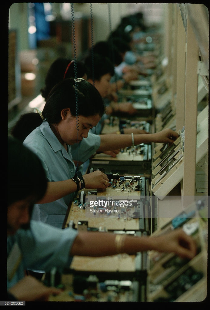 Tại dây chuyền lắp ráp bảng mạch ở nhà máy.