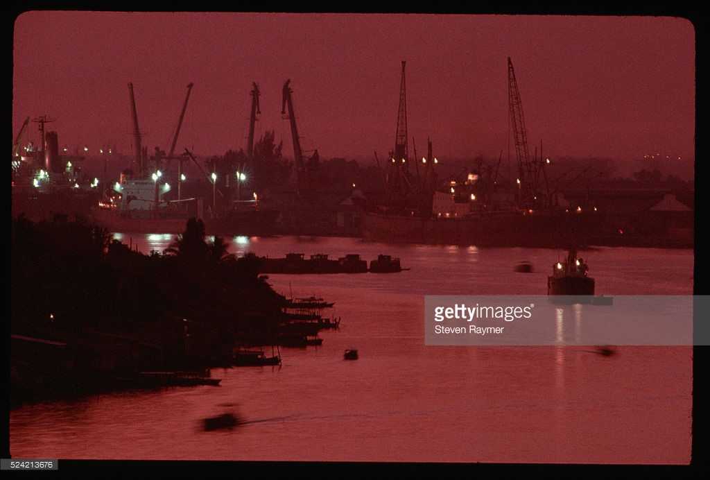 Hoàng hôn trên sông Sài Gòn.