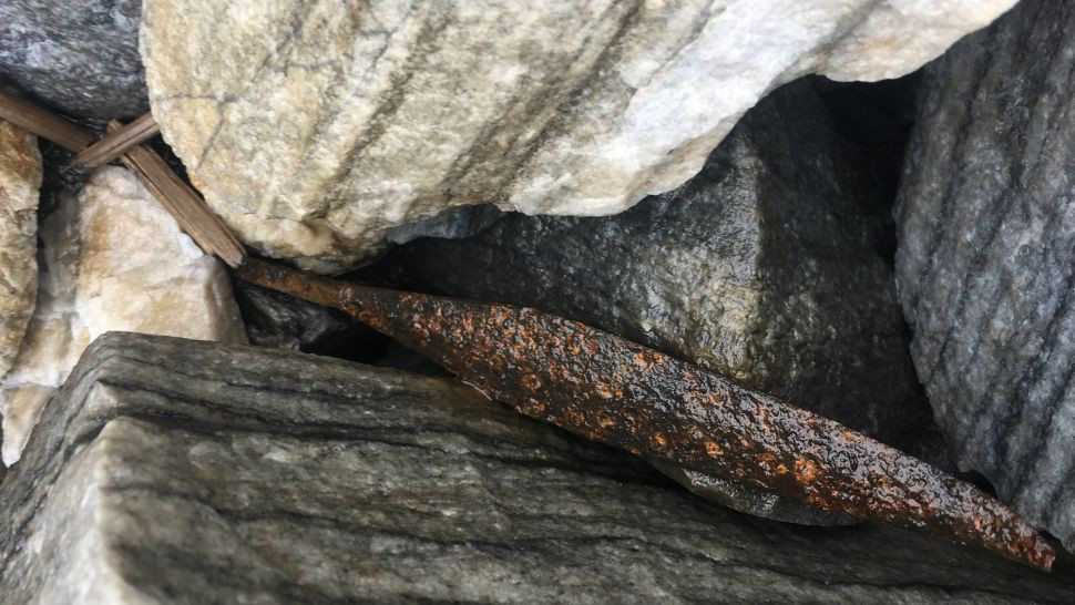 Một trong 3 đầu mũi tên sắt thuộc loại hiếm, chưa từng được tìm thấy trong băng và cũng gần như không xuất hiện trong những ngôi mộ ở vùng đất thấp. Hai mũi tên còn lại (không có đầu sắt) tồn tại từ thiên niên kỷ đầu tiên trước Công nguyên.