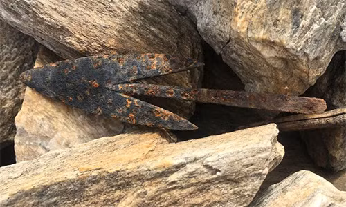 Trong 5 mũi tên, có 3 chiếc vẫn giữ được phần đầu bằng sắt. Theo phân tích về hình dạng của các đầu mũi tên, chúng có thể tồn tại từ năm 300 đến năm 600.