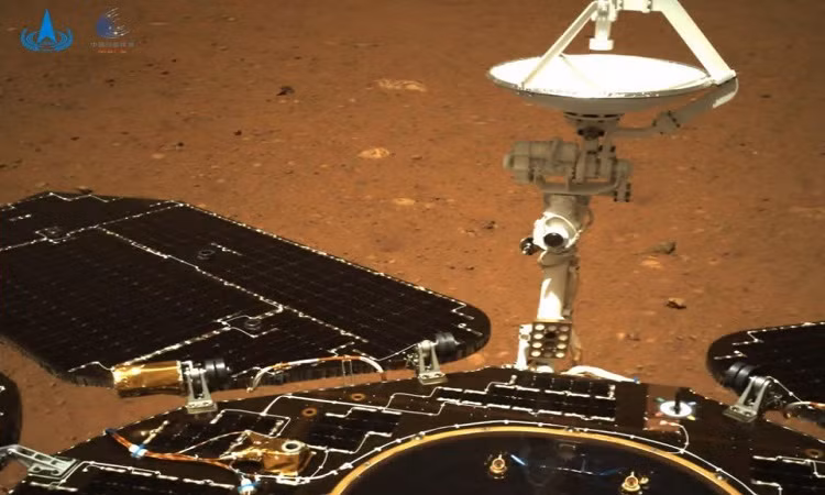 Trung Quốc là nước đầu tiên đưa công nghệ điều khiển bằng não lên không gian. Trong nhiệm vụ Thần Châu 11 năm 2016, các phi hành gia Jing Haipeng và Chen Dong đã sử dụng một thiết bị đọc suy nghĩ được thiết kế để hỗ trợ công việc của họ.