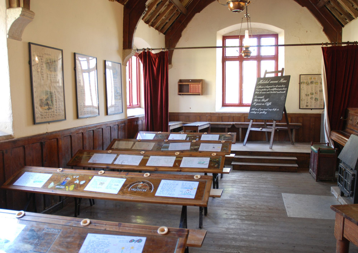 Dù sao đi nữa, những ngôi nhà trong làng đã dần bị thời gian tàn phá và trở nên không thể ở được sau thời gian dài sử dụng làm cơ sở huấn luyện quân sự. Phần lớn các biệt thự cổ có tuổi đời từ thế kỷ 14 đã bị phá dỡ vào năm 1967 bởi Bộ Xây dựng Anh lúc đó.