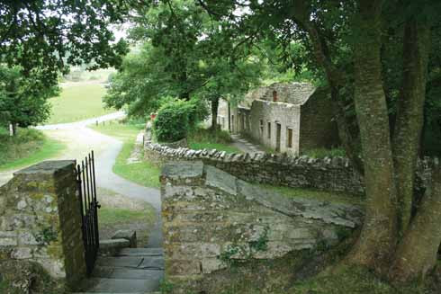 "Chúng tôi sẽ trở lại vào một ngày kia và xin cảm ơn các anh đã đối xử thật tốt với ngôi làng". Mặc dù vậy, những cư dân của Tyneham đã không bao giờ trở lại làng nữa. Sau khi chiến tranh kết thúc, nhiều người định cư ở những ngôi nhà mới tại Wareham cách đó 6 dặm (khoảng 10km).