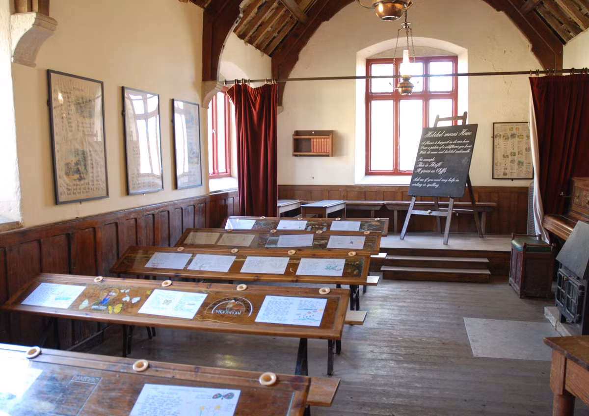 Dù sao đi nữa, những ngôi nhà trong làng đã dần bị thời gian tàn phá và trở nên không thể ở được sau thời gian dài sử dụng làm cơ sở huấn luyện quân sự. Phần lớn các biệt thự cổ có tuổi đời từ thế kỷ 14 đã bị phá dỡ vào năm 1967 bởi Bộ Xây dựng Anh lúc đó.