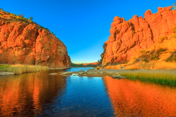 Được cho là có niên đại khoảng 350 đến 400 triệu năm, sông Finke bắt nguồn từ Dãy MacDonnell ở Lãnh thổ phía Bắc của Australia.