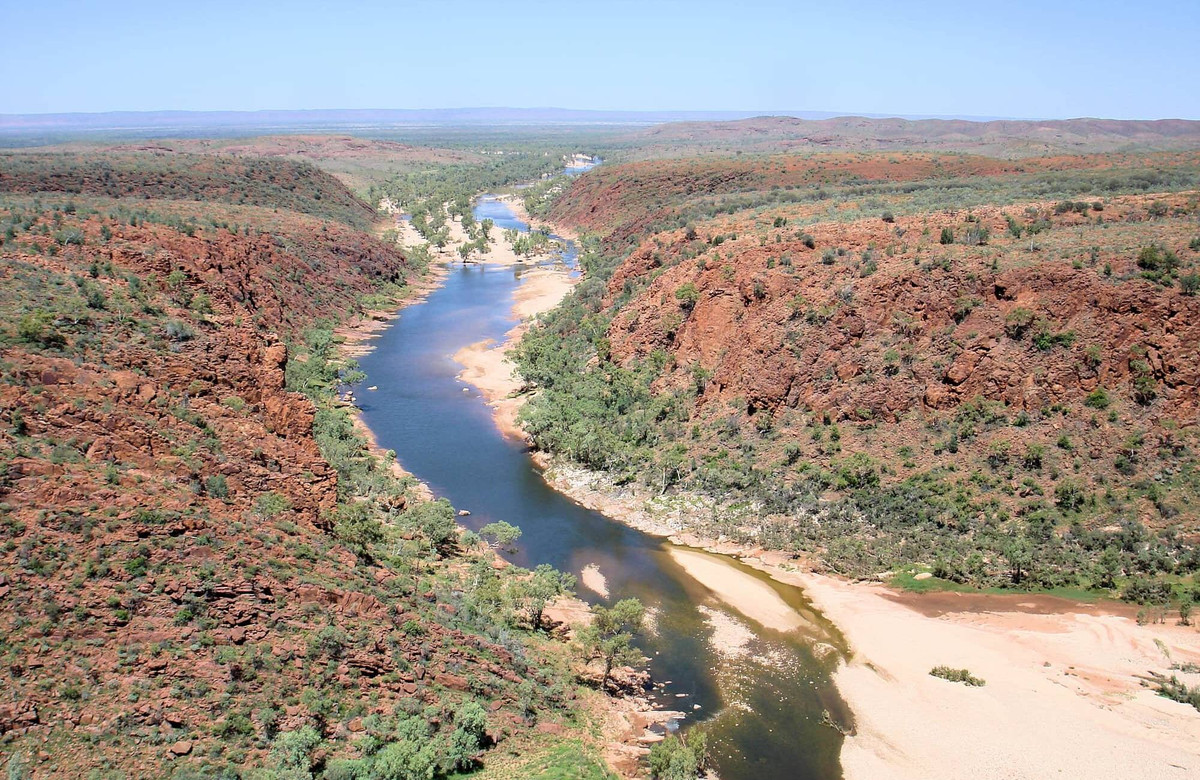 Sông Finke chỉ chảy một vài lần trong năm sau những trận mưa lớn và kéo dài khoảng 600-750 km đến cửa ra của nó ở Hồ Eyre.