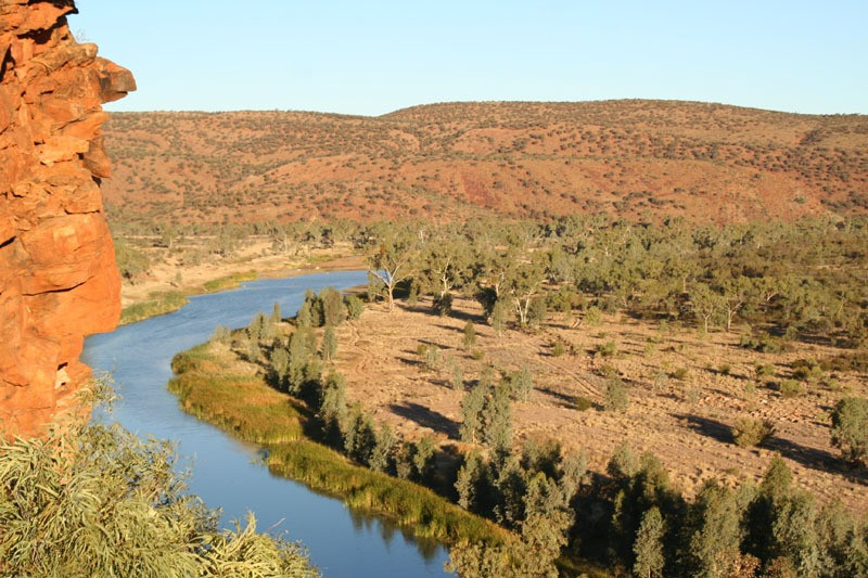 Con sông lâu đời nhất thế giới vẫn là chủ đề tranh luận của nhiều người, nhưng phần lớn công nhận đó là sông Finke, còn được các cộng đồng bản địa ở Úc gọi là Larapinta.