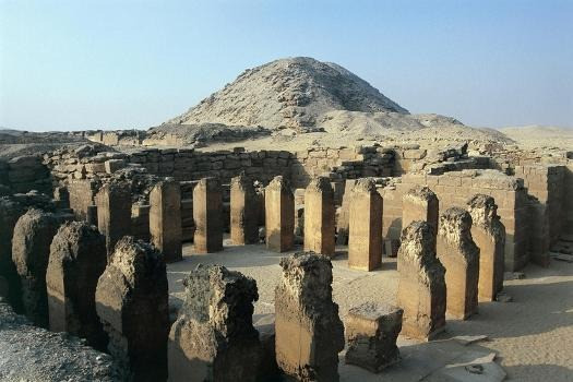 Cuộc khai quật tại di chỉ đã tiết lộ một siêu cấu trúc dài 41,8 mét và rộng 21,9 mét bên trong ngôi mộ. Nó bao gồm một phòng thờ vẫn còn nguyên vẹn, được trang trí bằng hình vẽ sơn màu tại lối vào và hành lang dài.