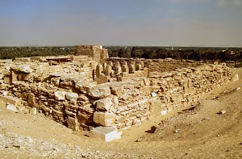 Theo những ghi chú trên cánh cửa giả, Ptahshepses đã kết hôn với con gái của pharaoh Userkaf, người cai trị trong giai đoạn đầu của thế kỷ 25 trước Công nguyên.