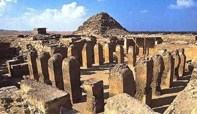 Cánh cửa giả và dầm đỡ này chứa thông tin về cuộc đời nghề nghiệp của Ptahshepses, kể về hành trình học tập của ông trong triều đình của Menkaure, một pharaoh cổ đại sinh vào năm 2532 và qua đời vào năm 2504 trước Công nguyên.