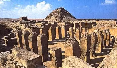 Cánh cửa giả và dầm đỡ này chứa thông tin về cuộc đời nghề nghiệp của Ptahshepses, kể về hành trình học tập của ông trong triều đình của Menkaure, một pharaoh cổ đại sinh vào năm 2532 và qua đời vào năm 2504 trước Công nguyên.