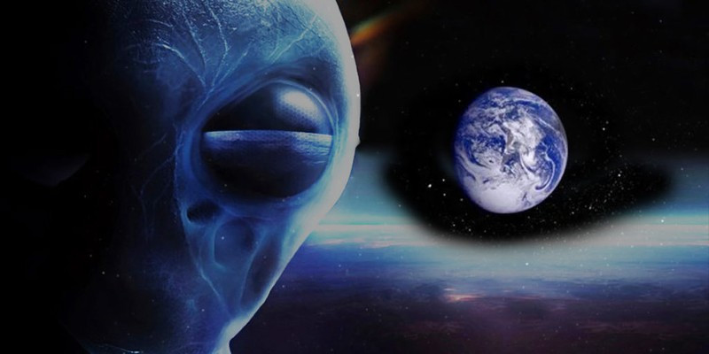 Một trong số đó là luật sư Ray Hernandez ở Miami (Mỹ). Ông Ray trước đó hoàn toàn phản đối chuyện người ngoài hành tinh, cho đến khi vợ chồng ông và con gái tận mắt chứng kiến UFO bay ngang nhà mình vào một đêm nọ. “Một nguồn năng lượng kỳ lạ đã truyền xuống và chữa lành con chó sắp chết của họ”, ông kể lại.