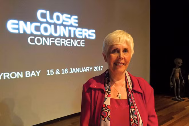 Bà Rodwell cũng là một diễn giả chính tại Hội nghị Close Encounters Conference. Trong những câu chuyện bà từng nghe, có một bác sĩ trước đây vốn cho chuyện người ngoài hành tinh là nhảm nhí. “Tuy nhiên, cô ấy đã có một trải nghiệm làm đảo ngược nhận thức. Sau sự kiện đó, thế giới quan của cô ấy đã thay đổi và cô ấy bắt đầu chữa bệnh bằng năng lượng”, bà Rodwell chia sẻ.